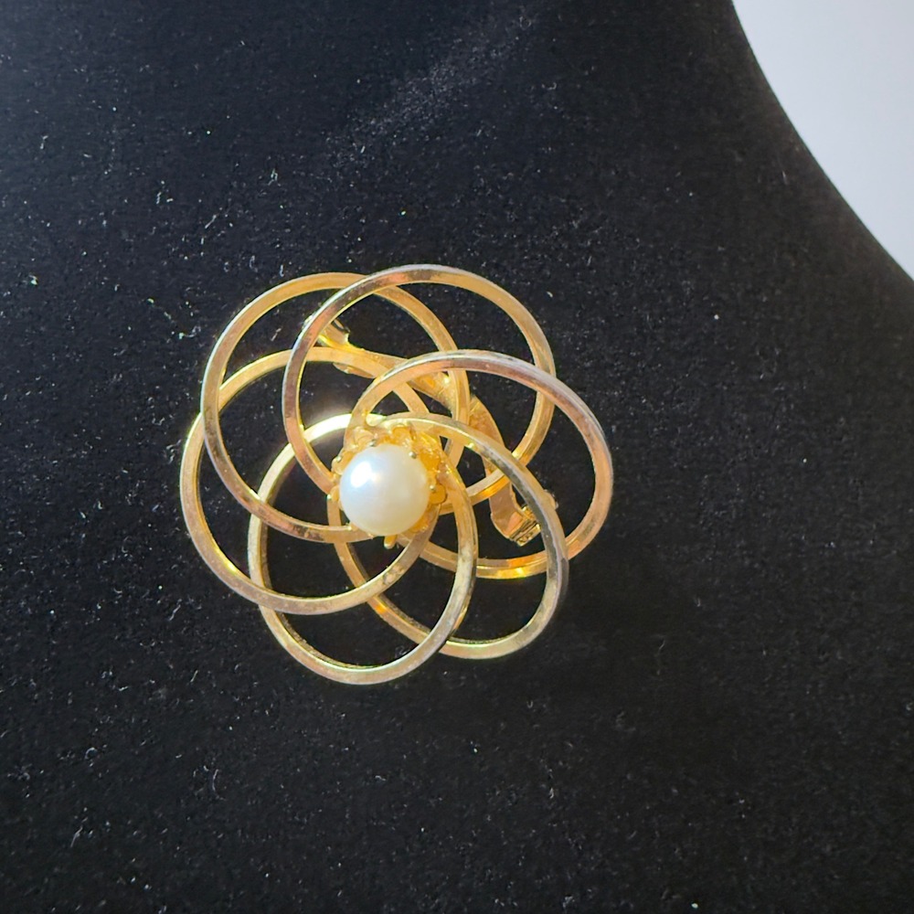 Gold Tone Flower Brooch Pin with Pearl Accent Elegant Vintage‎ Style Jewelry